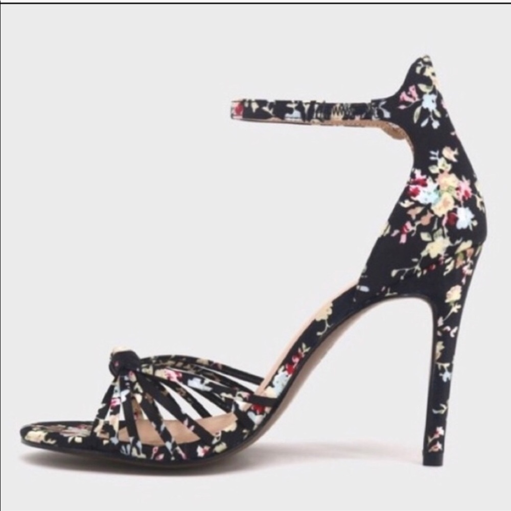 NWT Floral strappy heels, Sz 6.5.